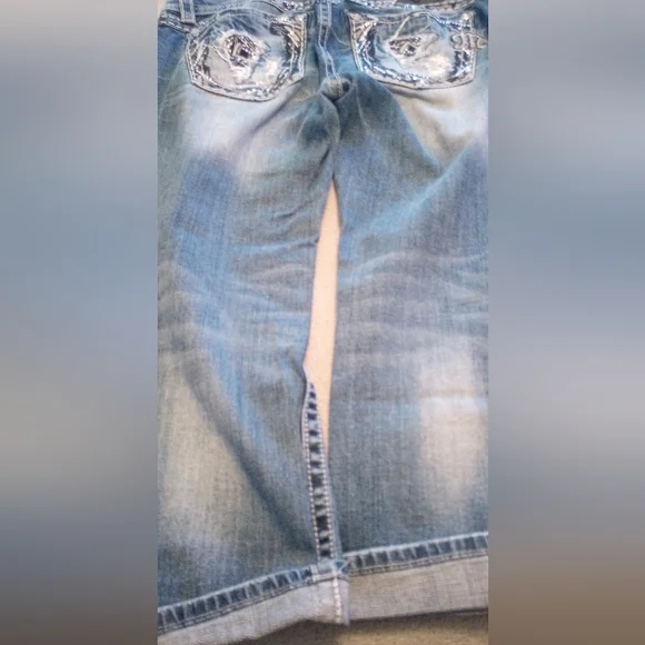 Miss Me Cropped Jeans - Picture 8 of 9